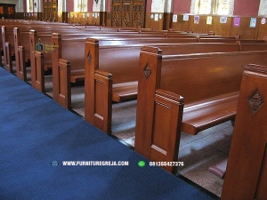 kursi gereja katolik