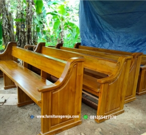 bangku gereja katolik