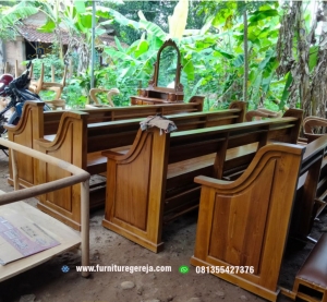 bangku gereja sederhana