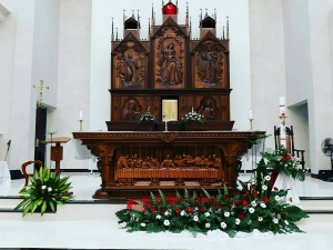 altar gereja ukir perjamuan kudus