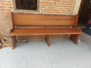 bangku gereja sederhana 