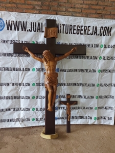 patung salib yesus 