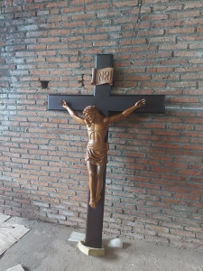 patung salib yesus 