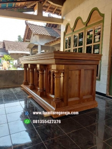 meja latar gereja maluku 
