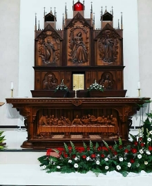 altar gereja ukir perjamuan kudus